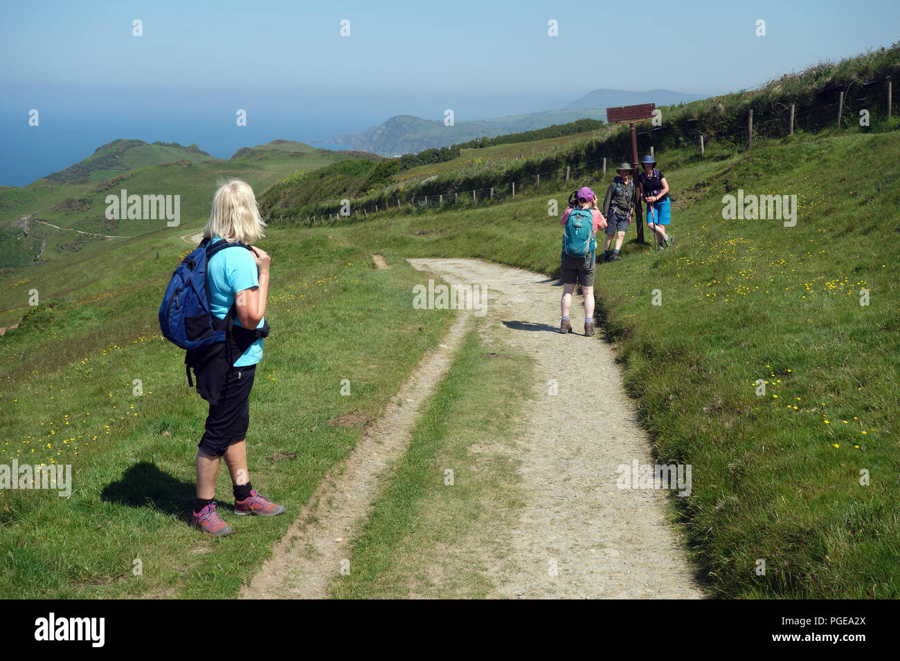Frau Walker Fotos von ein Paar auf der alten Coach Road zwischen Lee Bay & Ilfracombe an der South West Coastal Path, Devon, England, Stockfoto