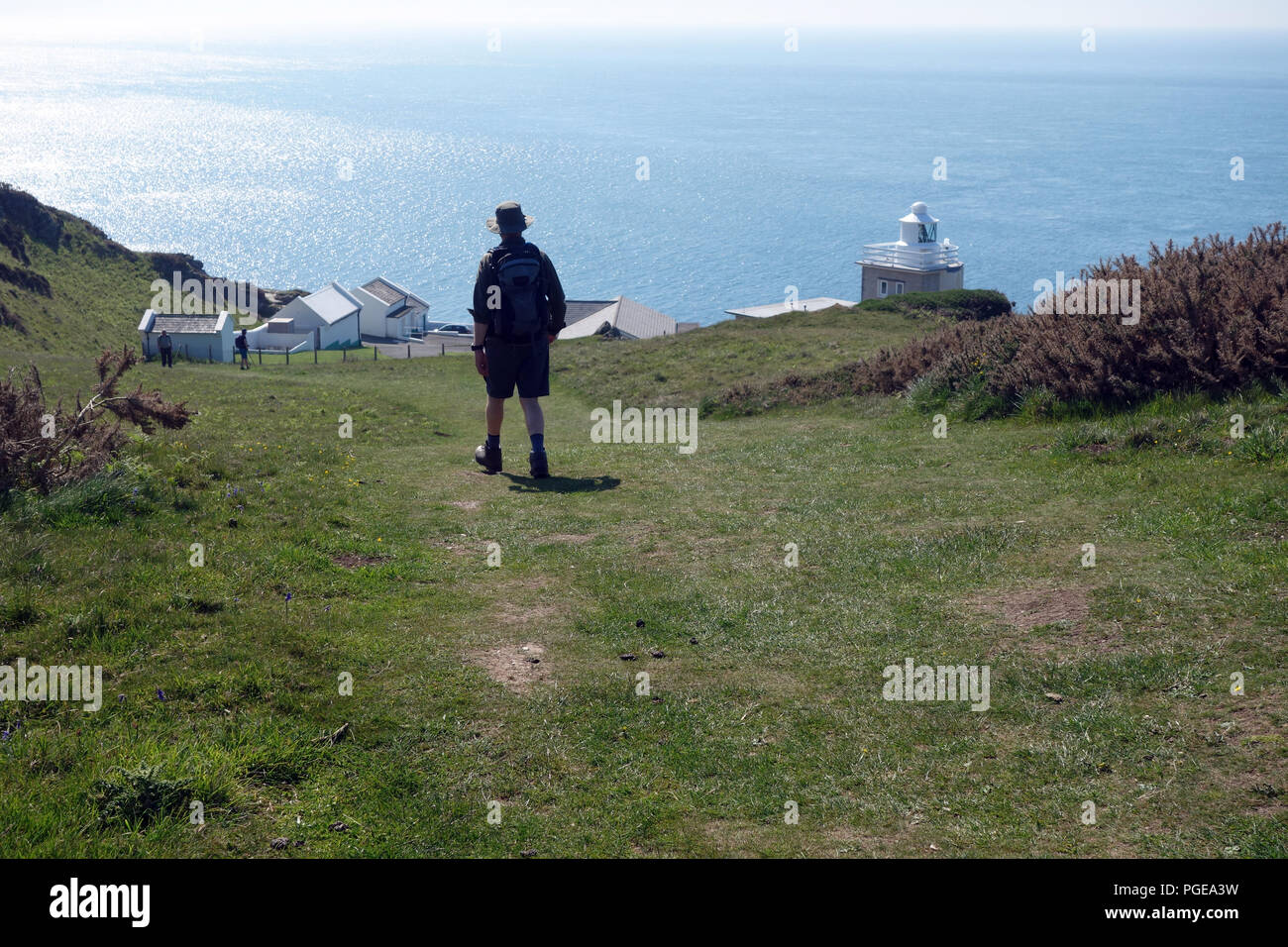 Menschen auf dem Weg zu Stier Point Lighthouse auf der South West Coastal Path, Devon, England, UK. Stockfoto
