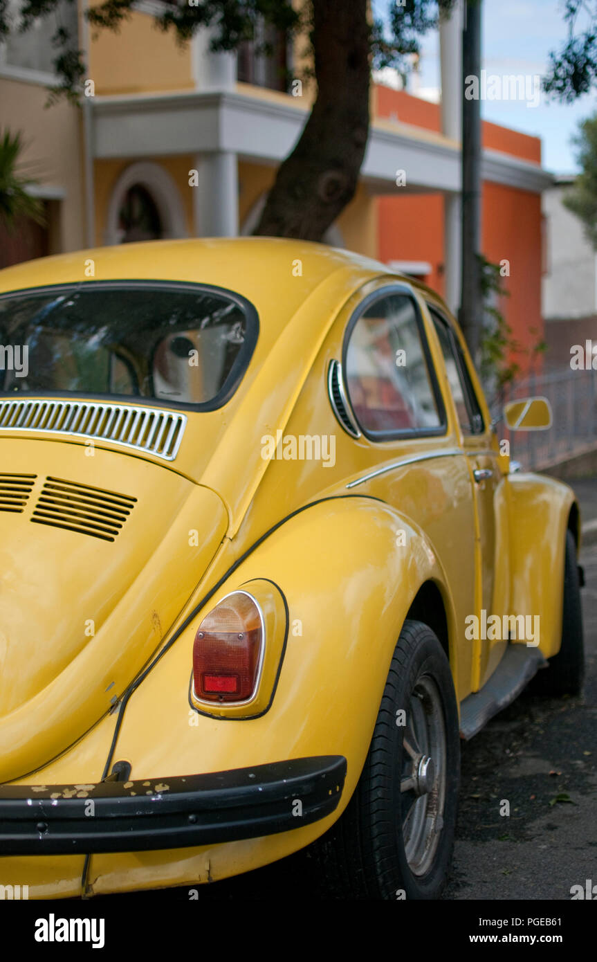 Gelb classic VW Käfer geparkt Stockfoto