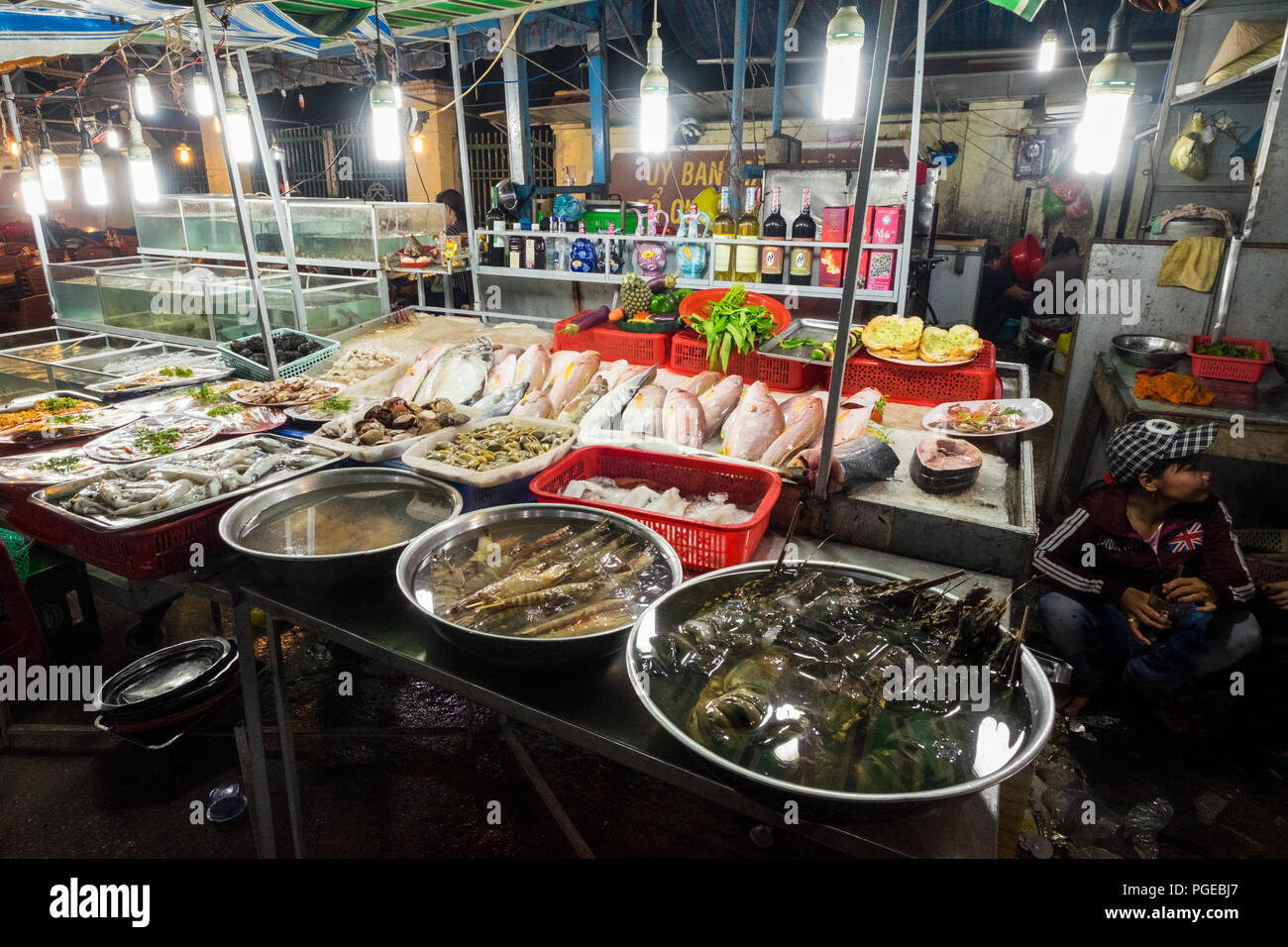 Die Dinh Cau Night Market in Duong Dong, Insel Phu Quoc in Vietnam. Stockfoto
