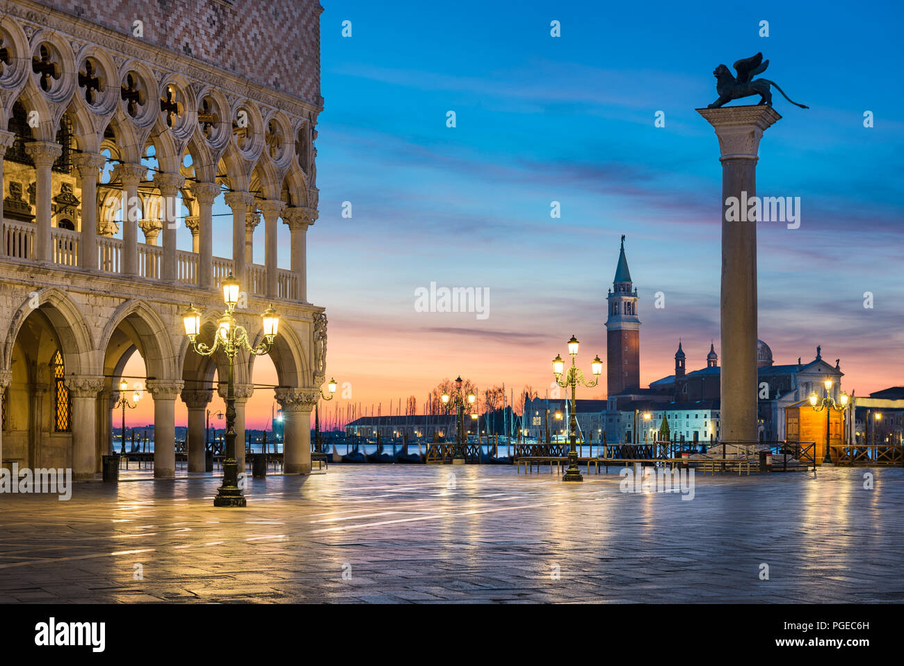 Berühmte San Marco Square bei Nacht in Venedig, Italien Stockfoto