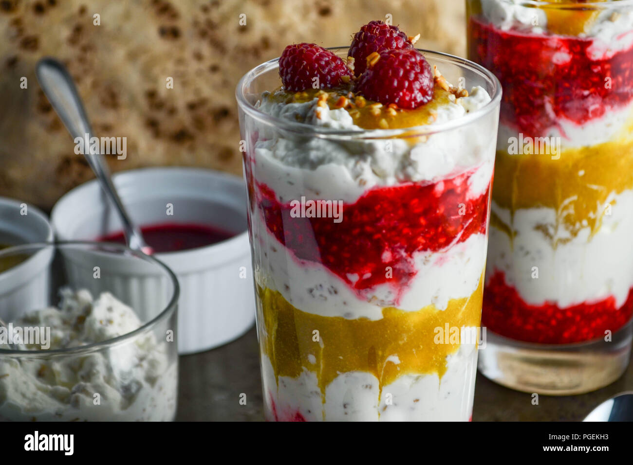 Cranachan - eine schottische Dessert mit Sahne, Whisky-getränkten gerösteter Hafer, pürierte Himbeeren und (in diesem Fall) renekloden. Stockfoto