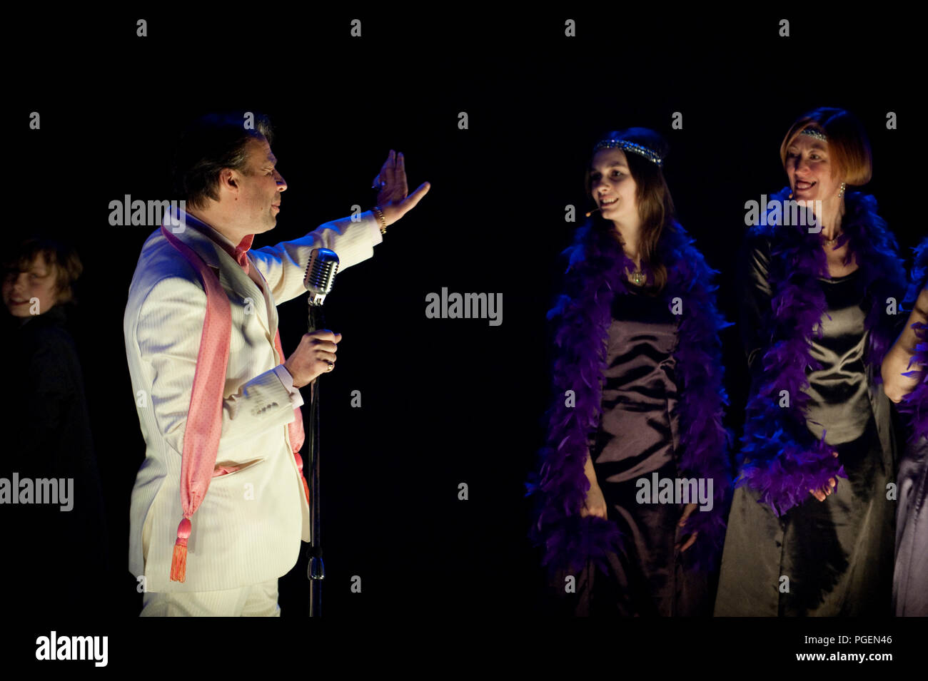 Die Broederscholen und die Heilig Hart-Basisschool Tereken aus Sint-Niklaas durchführen das Musical Annie (Belgien, 13/02/2009) Stockfoto