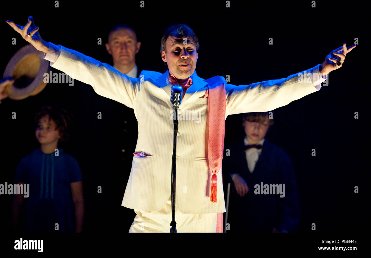Die Broederscholen und die Heilig Hart-Basisschool Tereken aus Sint-Niklaas durchführen das Musical Annie (Belgien, 13/02/2009) Stockfoto