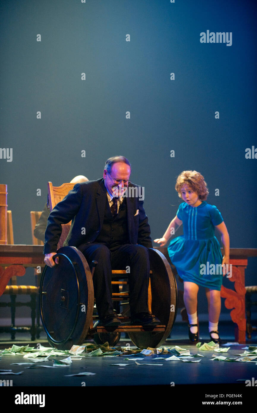 Die Broederscholen und die Heilig Hart-Basisschool Tereken aus Sint-Niklaas durchführen das Musical Annie (Belgien, 13/02/2009) Stockfoto