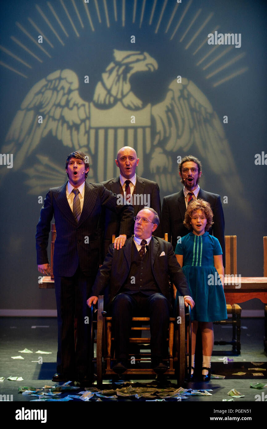 Die Broederscholen und die Heilig Hart-Basisschool Tereken aus Sint-Niklaas durchführen das Musical Annie (Belgien, 13/02/2009) Stockfoto