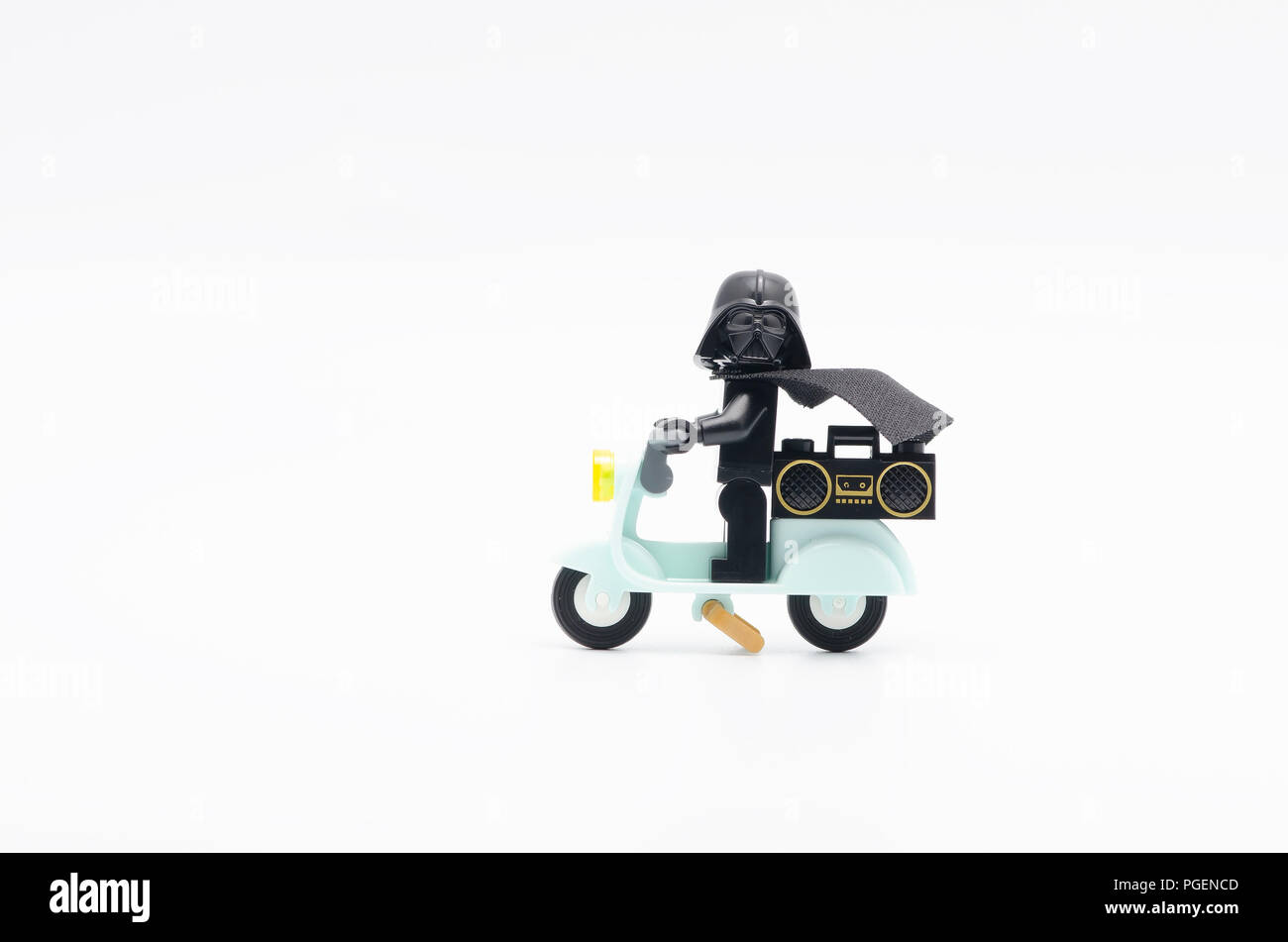 Darth Vader reiten Roller mit einem Radio auf seinem Rücken. Lego Minifiguren sind von der Lego Gruppe hergestellt. Stockfoto