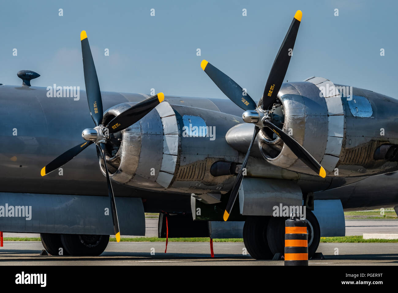 Eine Nahaufnahme von zwei Leistungsstarke Sternmotoren auf einem vintage Kampfflugzeugs mit den reglosen Propeller, an die Macht zu Leben warten. Stockfoto