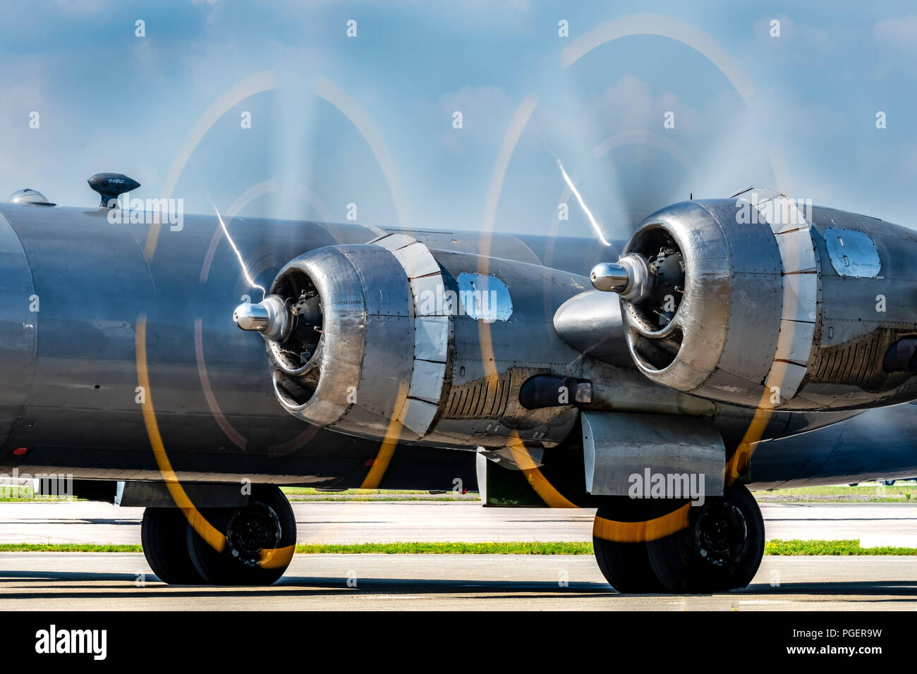 Eine Nahaufnahme von zwei Leistungsstarke Sternmotoren auf einem vintage Kriegsflugzeug, wie sie zu leben volle Propeller verwischen. Stockfoto