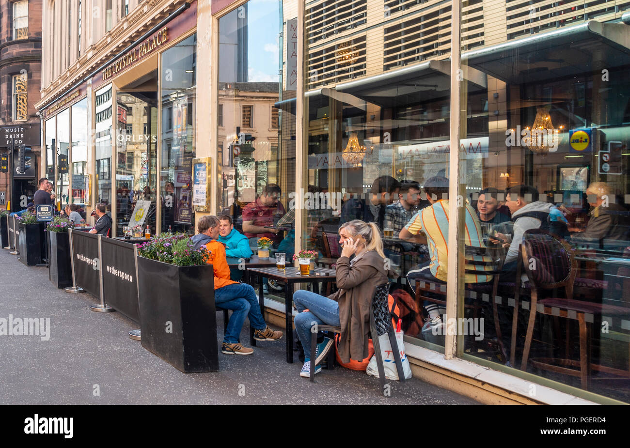 Kunden sitzen im freien Bereich und im Crystal Palace, A J D Wetherspoon Public House im Zentrum von Glasgow, Schottland sitzen. Stockfoto