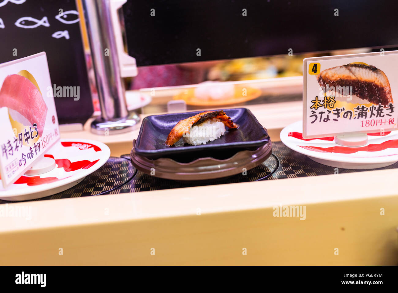 Sushi am Förderband im japanischen Restaurant. Stockfoto