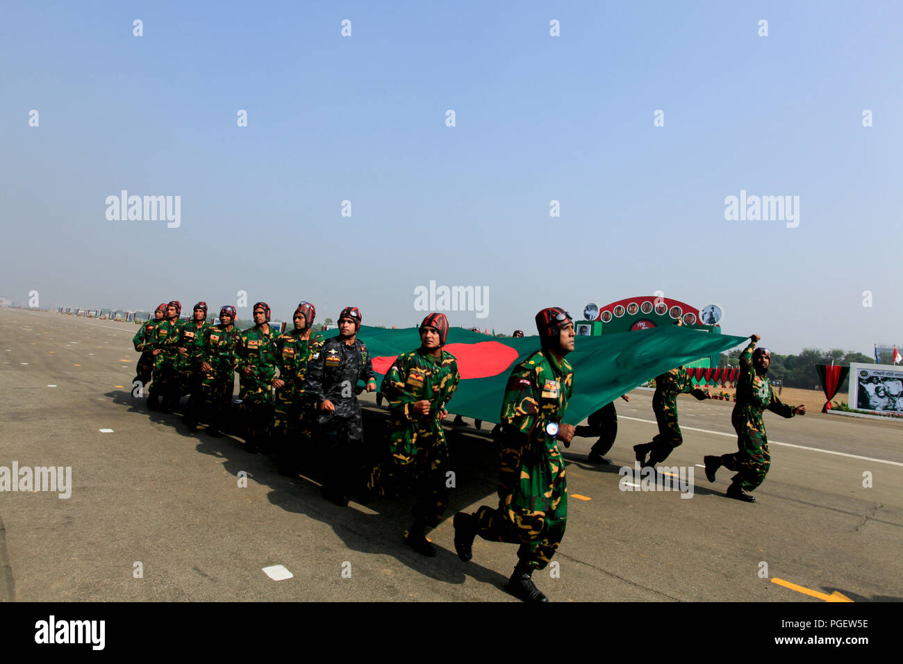Armee, Marine, Luftwaffe und andere Streitkräfte Etappensieg Day Parade an der Nationalen Paradeplatz. Dhaka, Bangladesch. Stockfoto