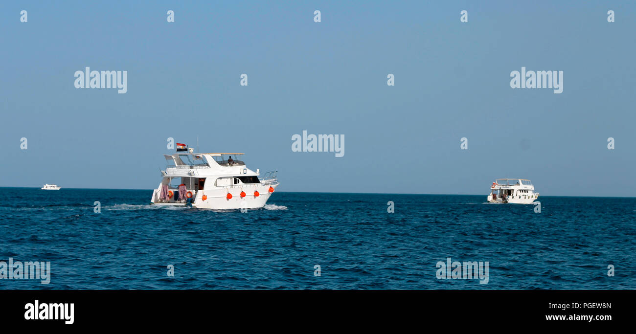 Weiße Schiff in Bewegung durch das Rote Meer Stockfoto