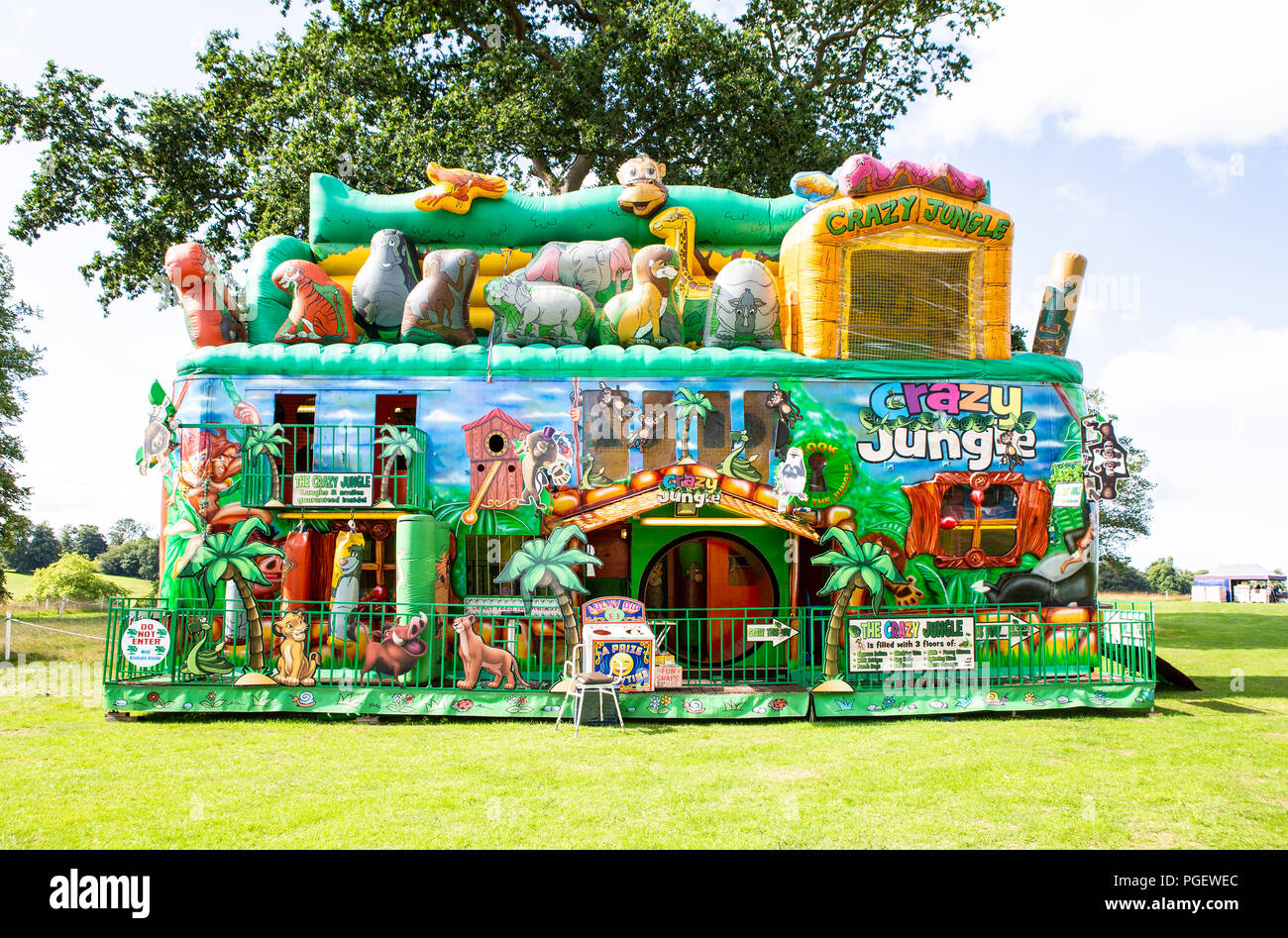 BOWOOD UK - 25. AUGUST 2018: Crazy Jungle aufblasbare adventue am Great British Food Festival bei Bowood Haus in Wiltshire gehalten Stockfoto