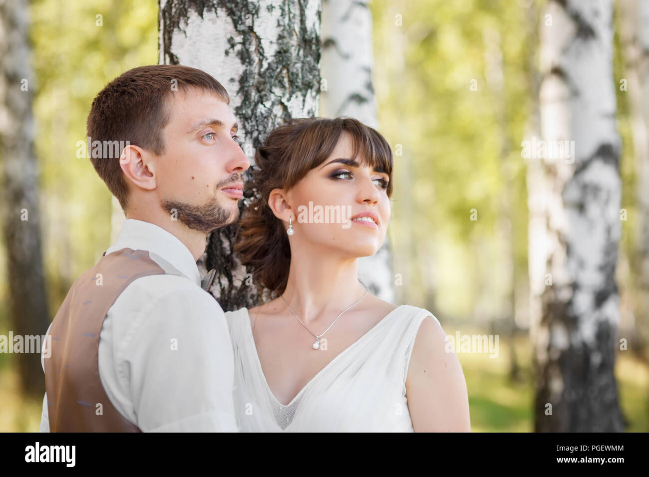 Closeup Portrait von junges Paar stilvolle bärtigen Bräutigam und Braut bei der Hochzeit Tag im Freien. Stockfoto