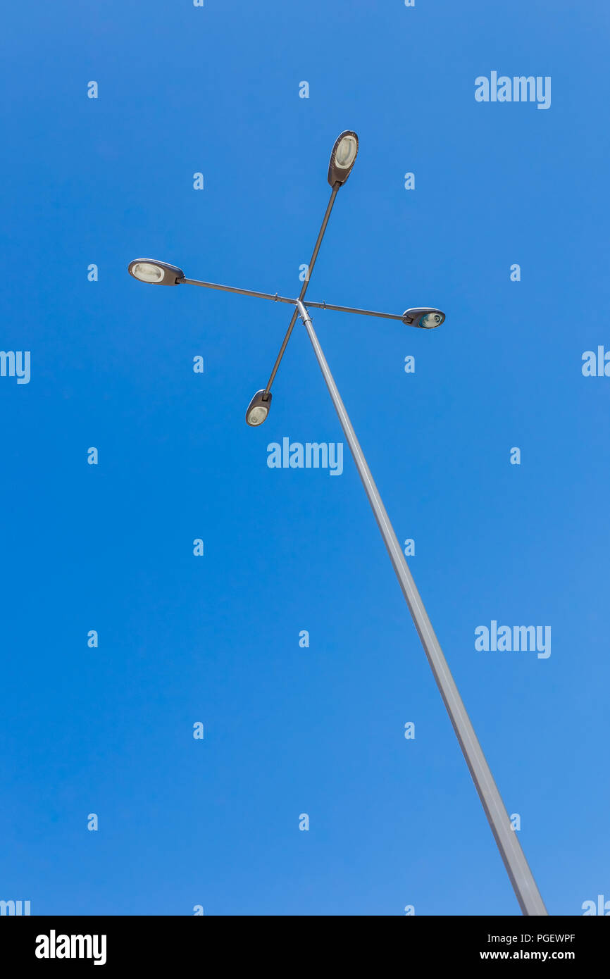 Lichtmast mit 4 separaten Licht Zweige gegen einen klaren blauen Himmel Stockfoto