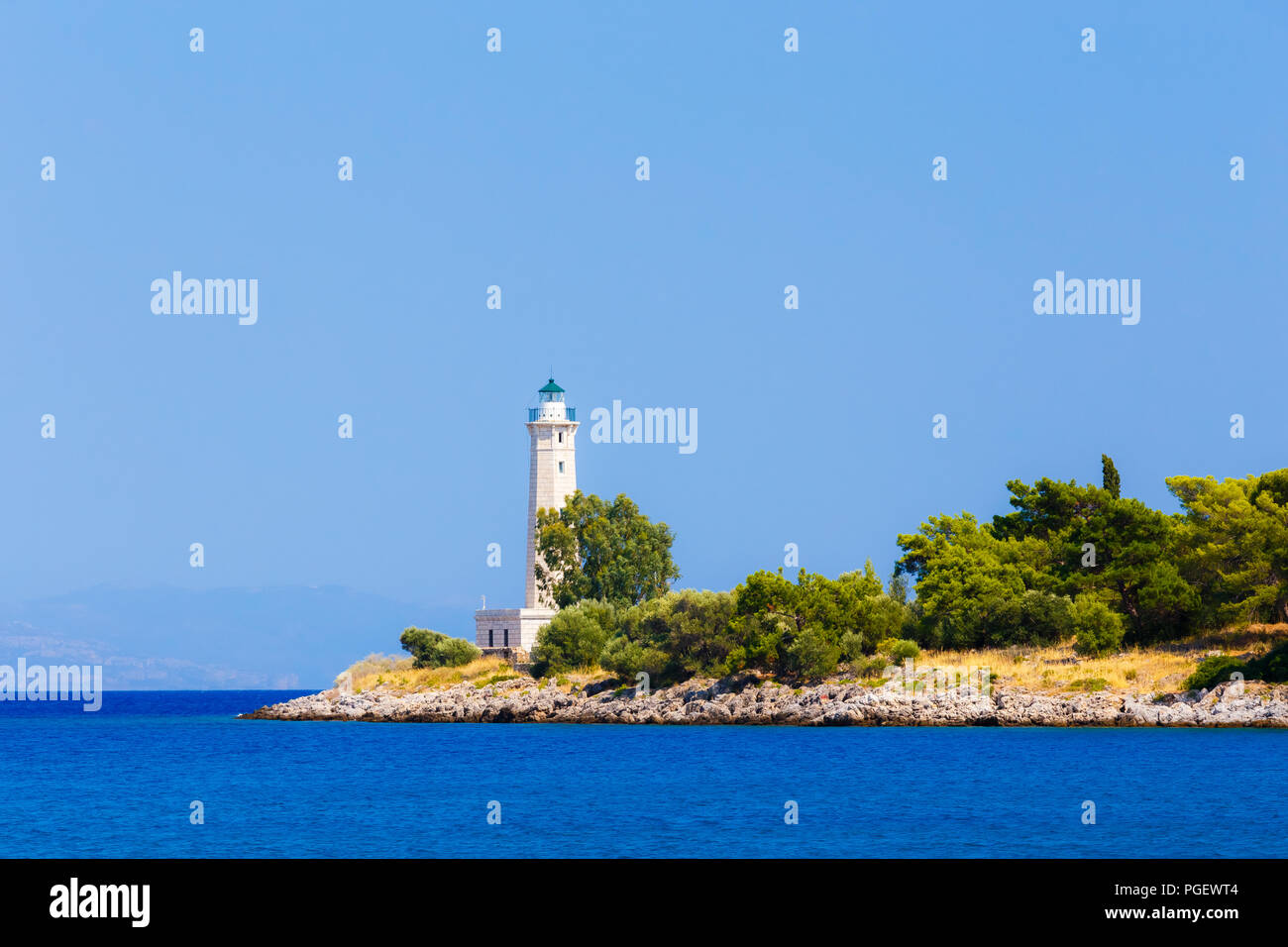 Leuchtturm in der Nähe von Gythio am Nachmittag vor einem blauen Himmel Stockfoto