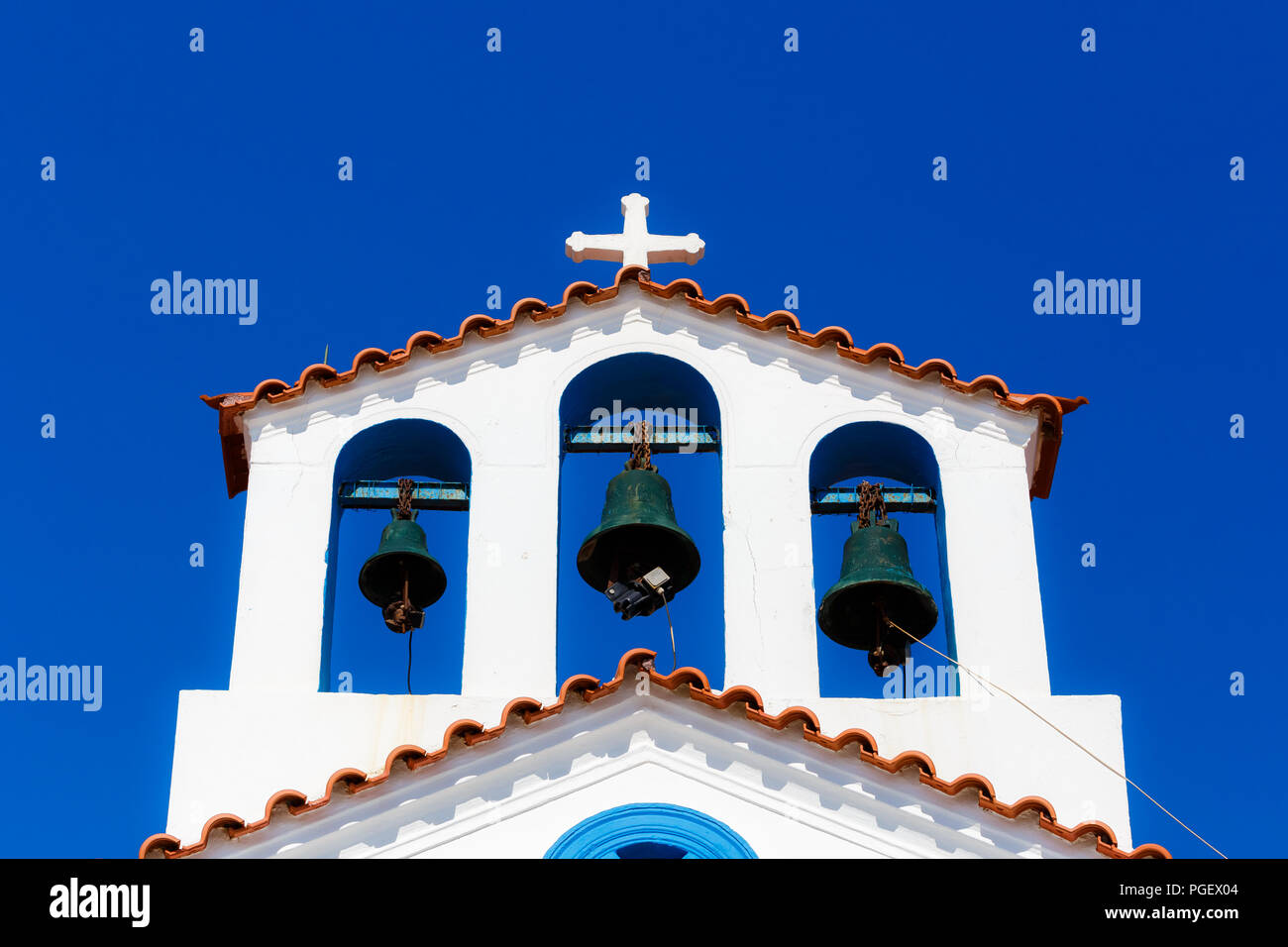 Agios Spyridon Glockenturm details kleine weiße Kirche auf der kleinen Insel Elafonosos, Lakonien, Griechenland Stockfoto