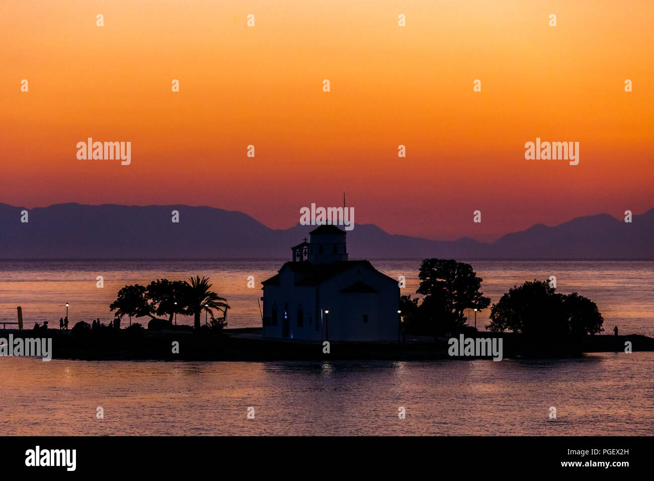 Pineda de Mar port Eingang mit Agios Spyridon Kirche in den Hintergrund in den Sonnenuntergang in Elafonosos, Lakonien, Griechenland Stockfoto