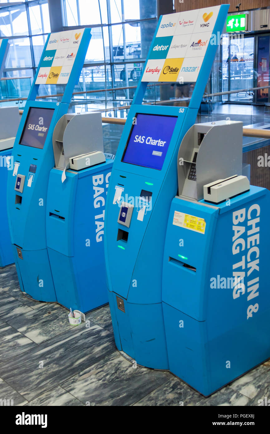 OSLO Gardermoen, Norwegen - 3. NOVEMBER: in Automaten im Internationalen Flughafen Oslo Gardermoen prüfen am 3. November 2014 in Oslo. Der Flughafen hat größte Stockfoto