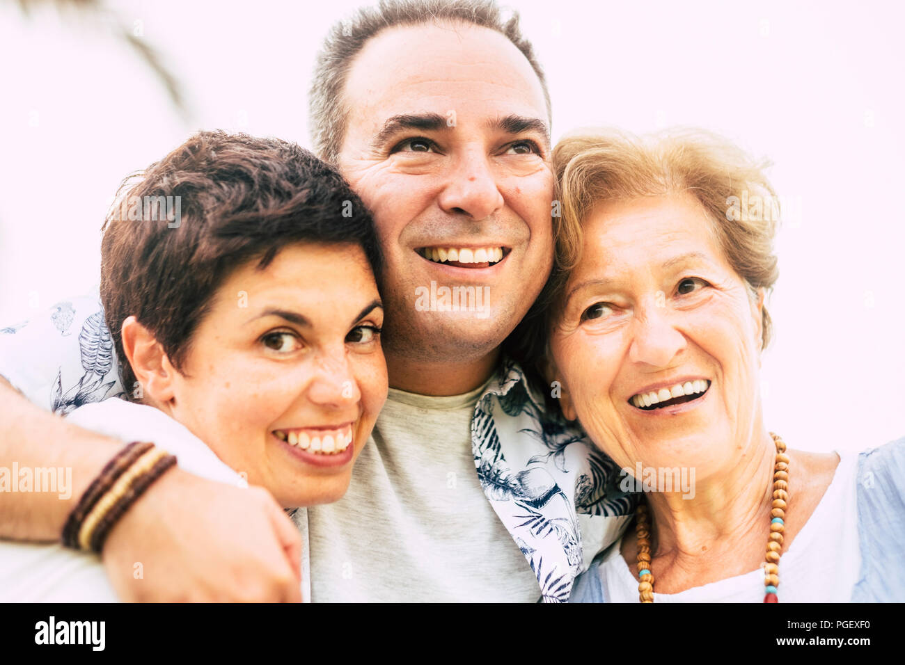 Glück und Freude Closeup Portrait für moderne Familie Kaukasier, mit der Mutter, Sohn und Freundinnen alle umarmte zusammen lächeln und genießen wit Stockfoto