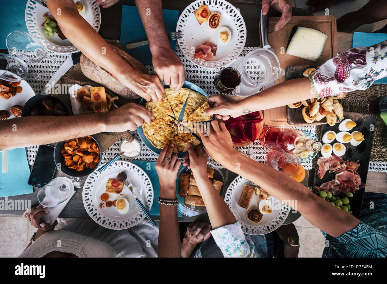 Essen Catering Küche kulinarische Gourmet Party Cheers Konzept Freundschaft und Abendessen zusammen. Handys auf den Tisch, Muster und Hintergrund colorfu Stockfoto