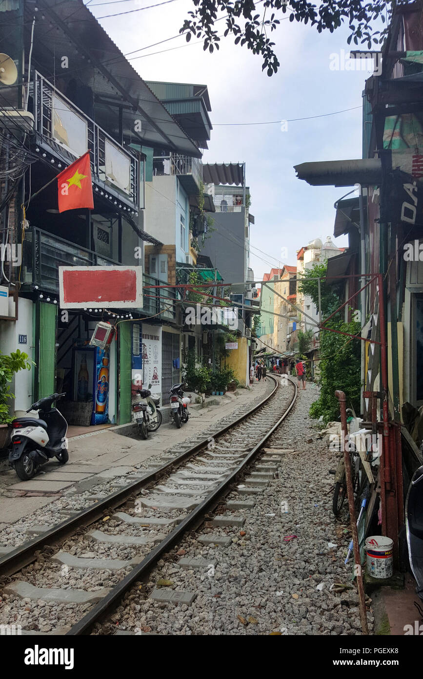 Zug schienen in einer schmalen Gasse in Hanoi - Vietnam Stockfoto
