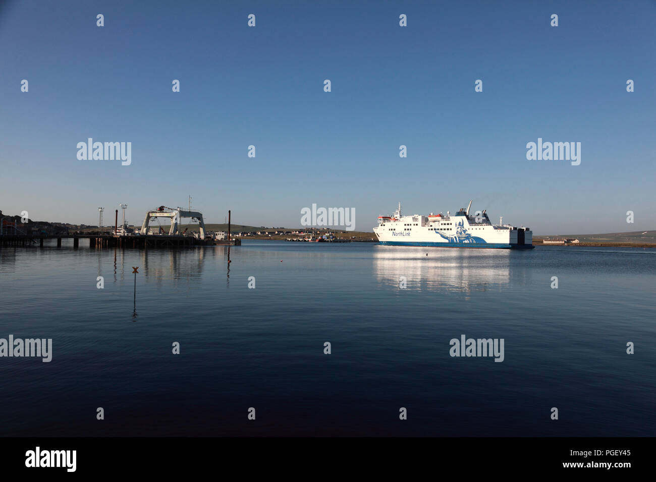 Die Northlink Fähre MV Hamnavoe eingabe Stromness Hafen in Orkney von Hoy Sound Stockfoto