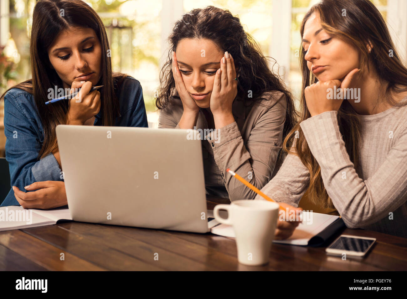 Eine Gruppe von Freunden zusammen studieren und mit abschließenden Prüfungen sorgen Stockfoto