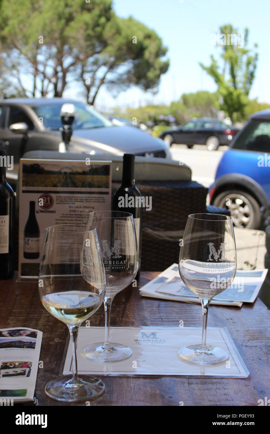 Weinprobe Pause beim Einkaufsbummel durch die malerischen Straßen von Sausalito in der Nähe von San Francisco, Kalifornien, USA Stockfoto