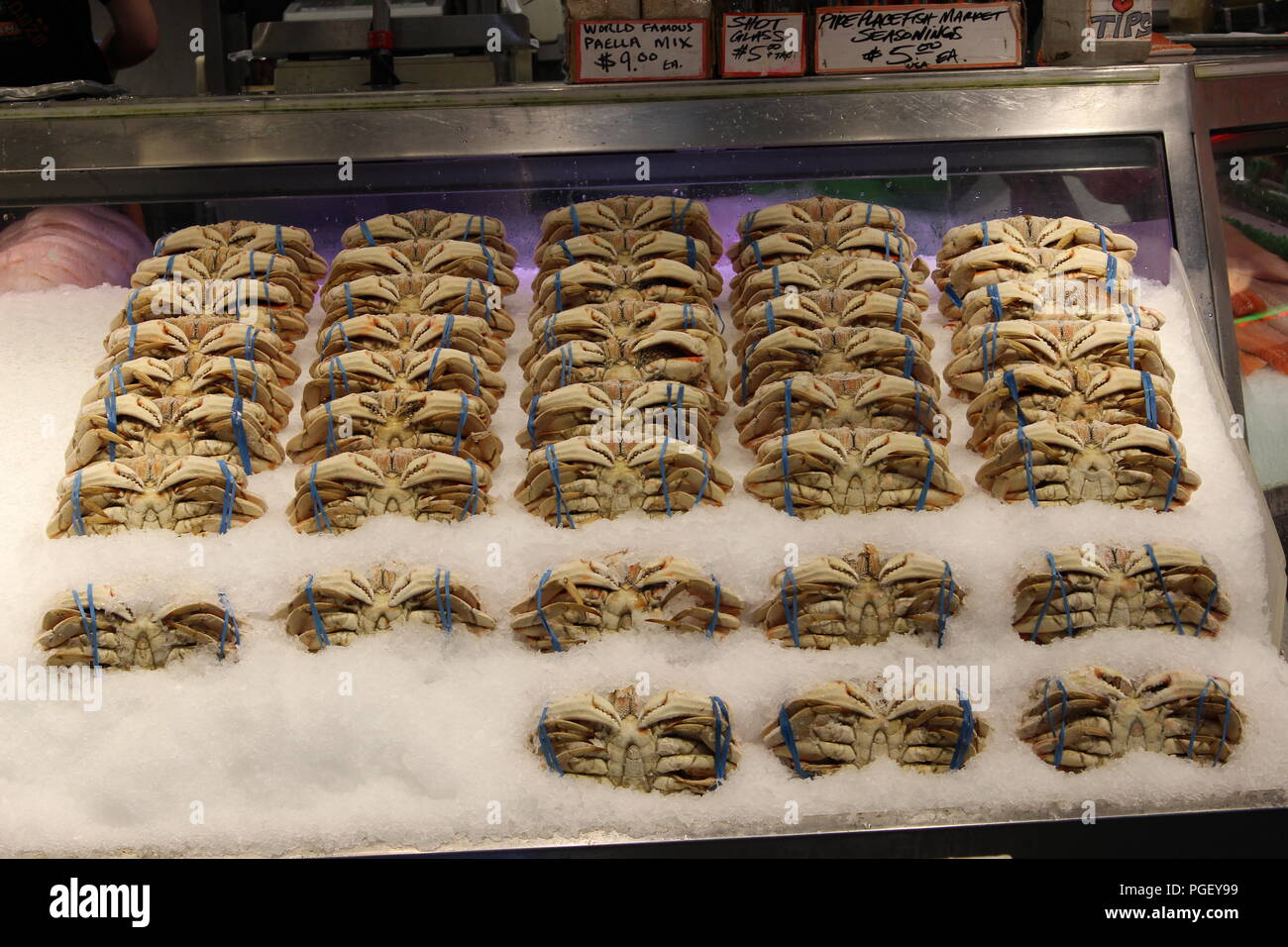 Meeresfrüchte angezeigt bei Pike Place Fish Co. am Pike Place Market in Seattle, Washington, USA Stockfoto