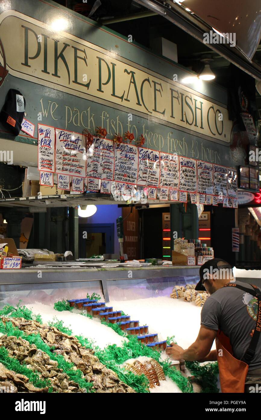 Einrichten eines Meeresfrüchte Anzeige an der Pike Place Fish Co. am Pike Place Market in Seattle, Washington, USA Stockfoto