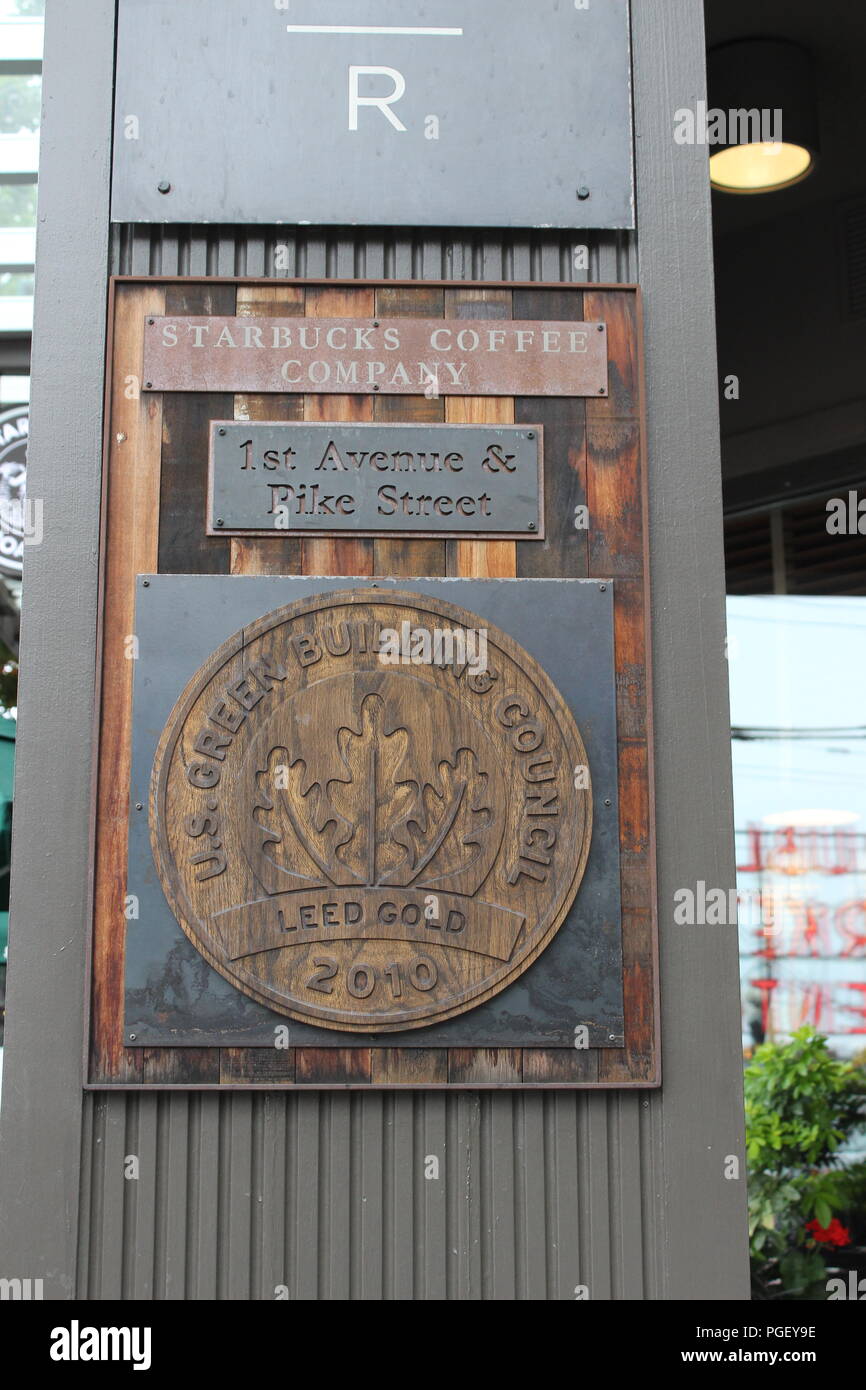 Starbucks an der 1. Avenue & Pike Street, außerhalb der Pike Place Market, Seattle, Washington, USA Stockfoto