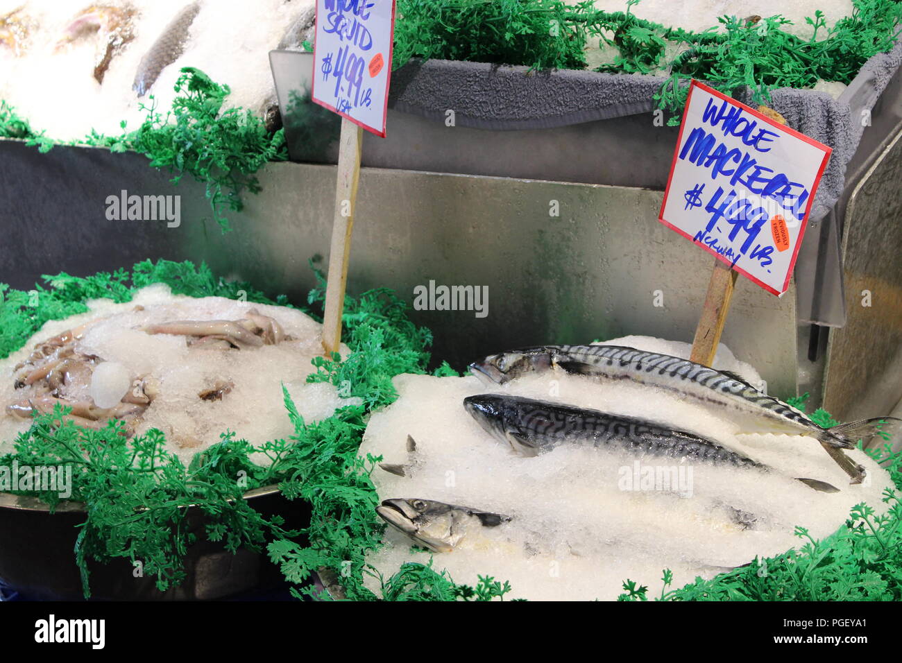 Meeresfrüchte angezeigt bei Pike Place Fish Co. am Pike Place Market in Seattle, Washington, USA Stockfoto