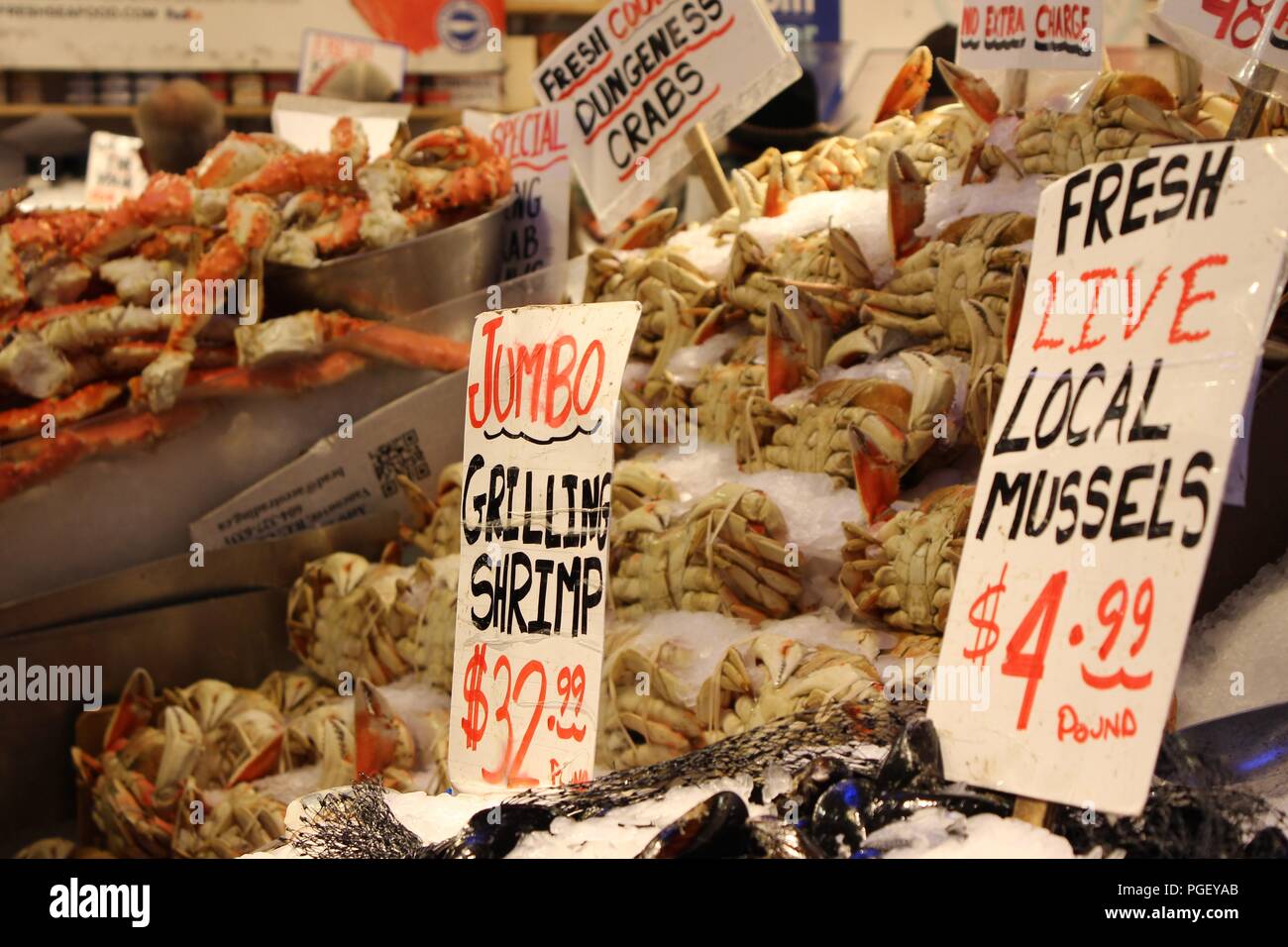 Meeresfrüchte angezeigt bei Pike Place Fish Co. am Pike Place Market in Seattle, Washington, USA Stockfoto