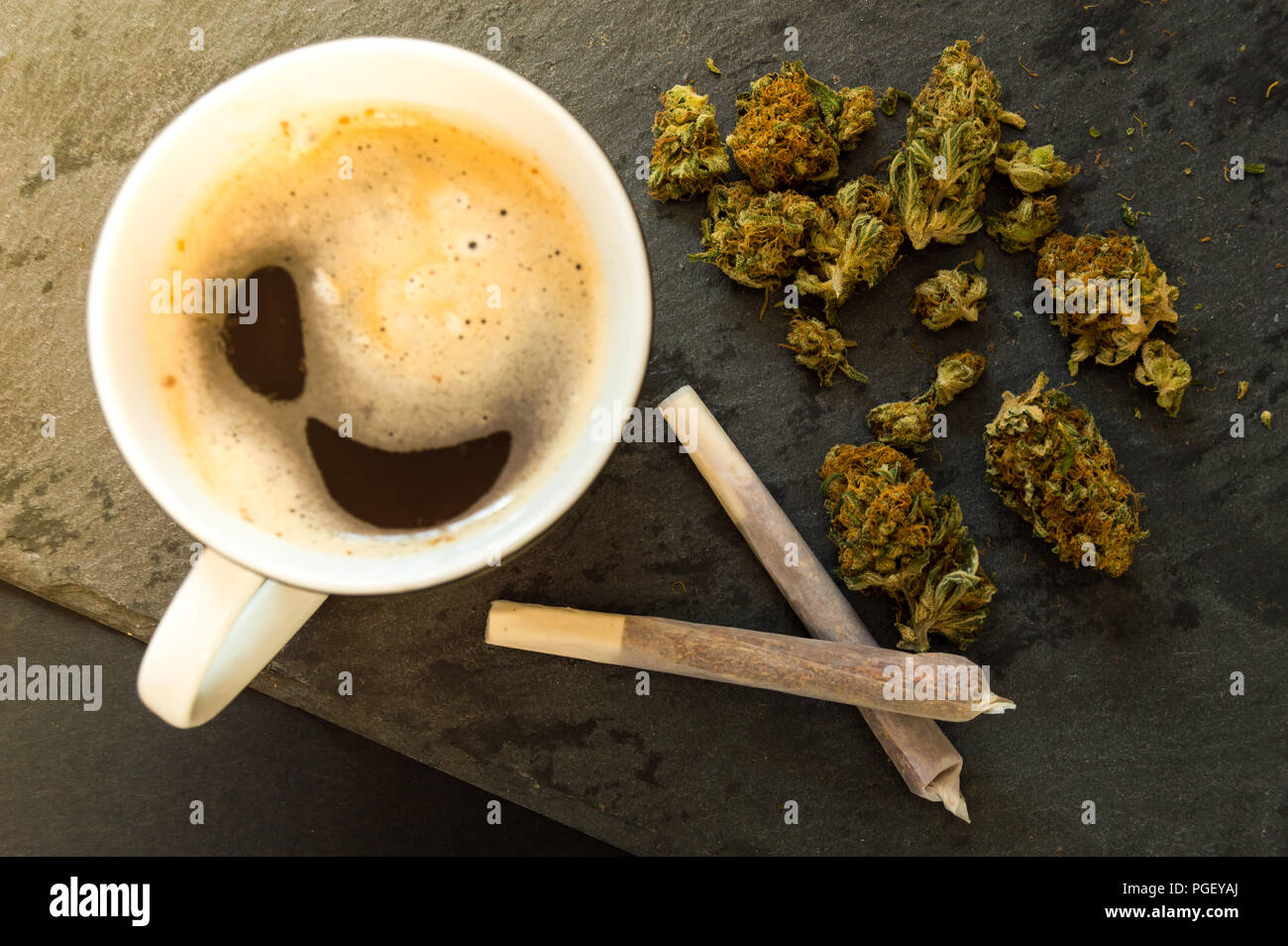 Köstliche Tasse Kaffee, ein Haufen von hoher Qualität Marihuana Knospen mit zwei Zigarren mit Unkraut bereit zu rauchen. Ansicht von oben mit der Hintergrund der schwarzen Stein. Stockfoto