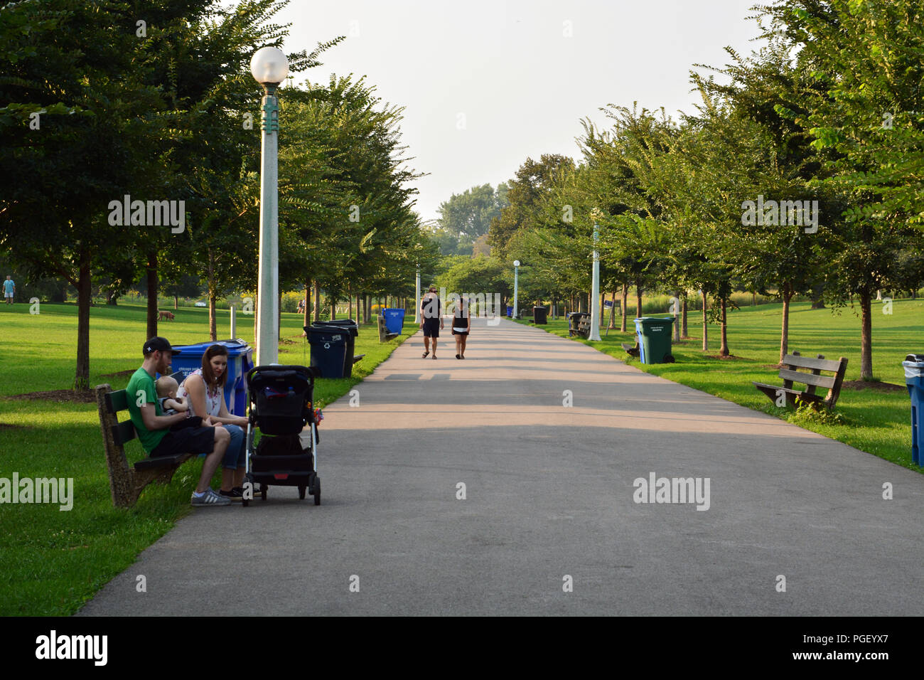 Die Bewohner der Stadt entspannen entlang einem Pfad in Chiago's Lincoln Park gesäumt. Stockfoto