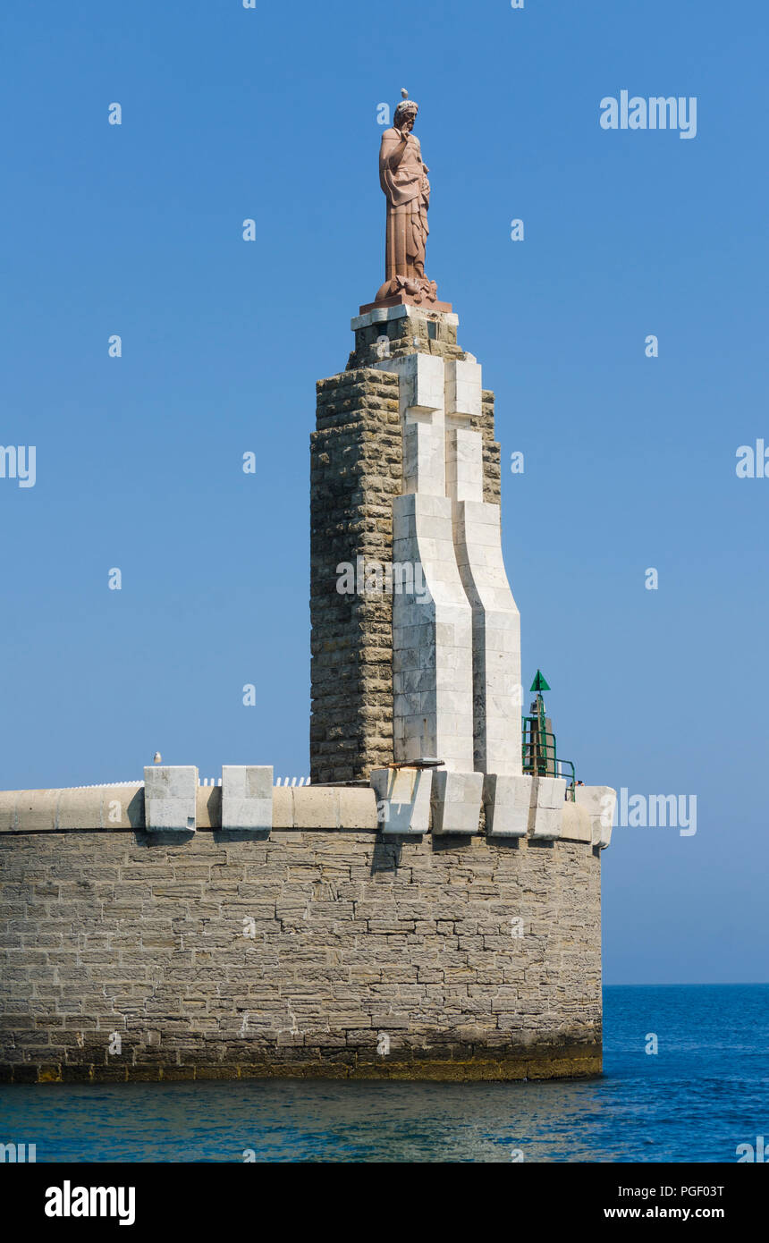 Jesus Christus Statue im Hafen Eingang in Tarifa, Sagrado Corazon de Jesus, Jesus Christus Statue, Costa de la Luz, Andalusien, Spanien. Stockfoto