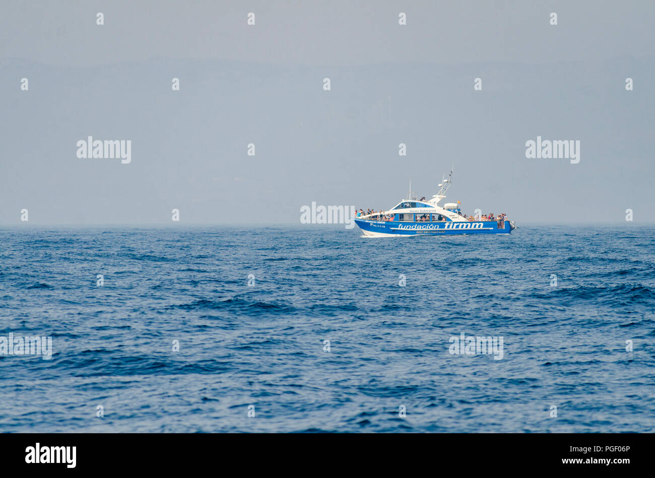 Touristenboot, Whale watching Ausflug auf dem Atlantischen Ozean, die Meerenge von Gibraltar, Andalusien, Spanien. Stockfoto