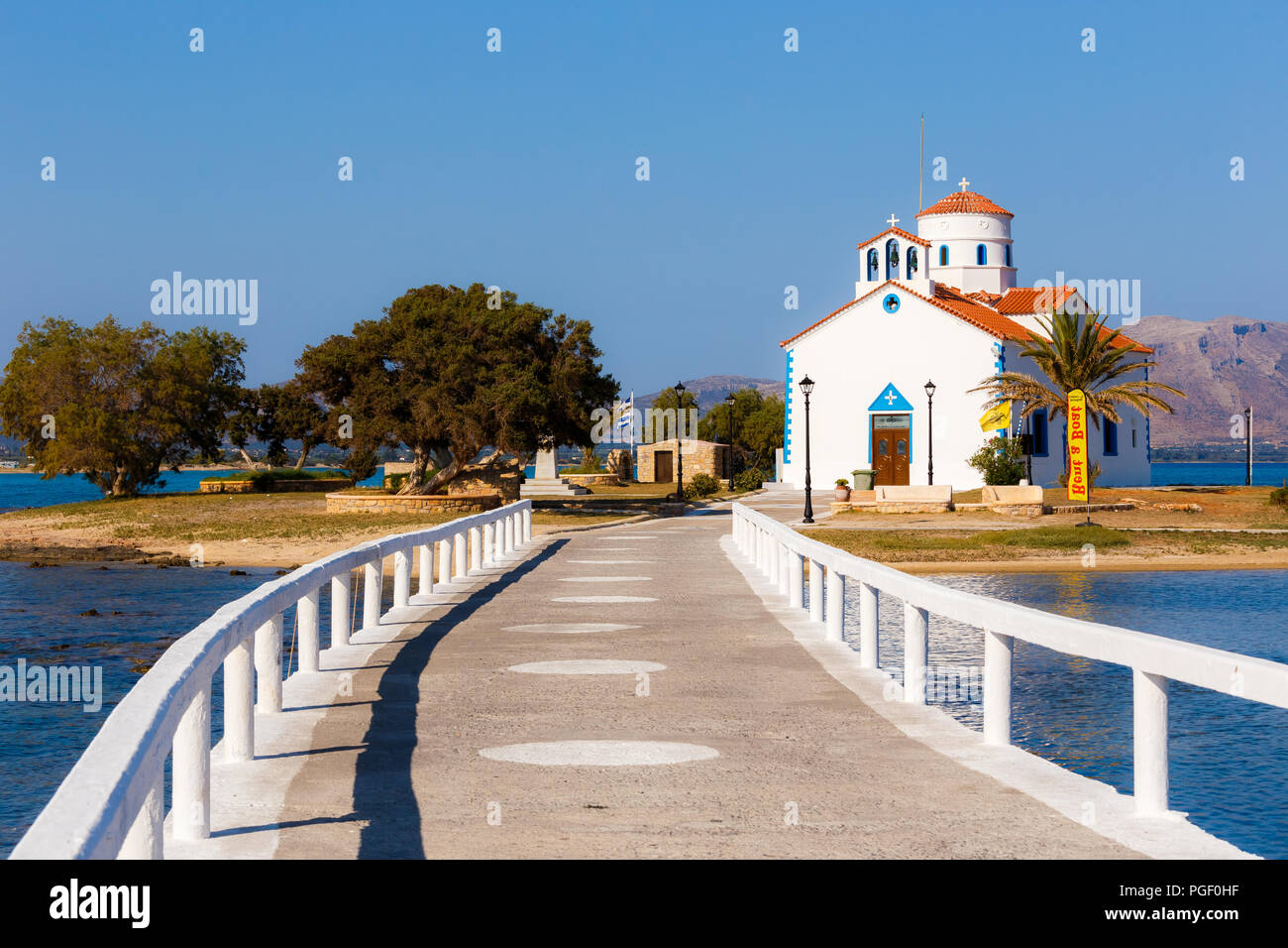 Agios Spyridon kleine weiße Kirche mit dem Meer es auf der kleinen Insel Elafonosos, Lakonien, Griechenland Umgebung Stockfoto