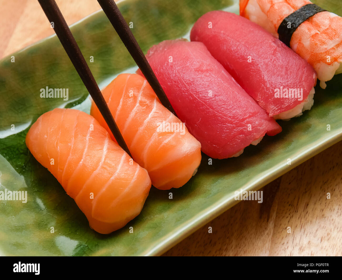 Japanisches Essen Lachs und Thunfisch Sushi köstlich Stockfoto