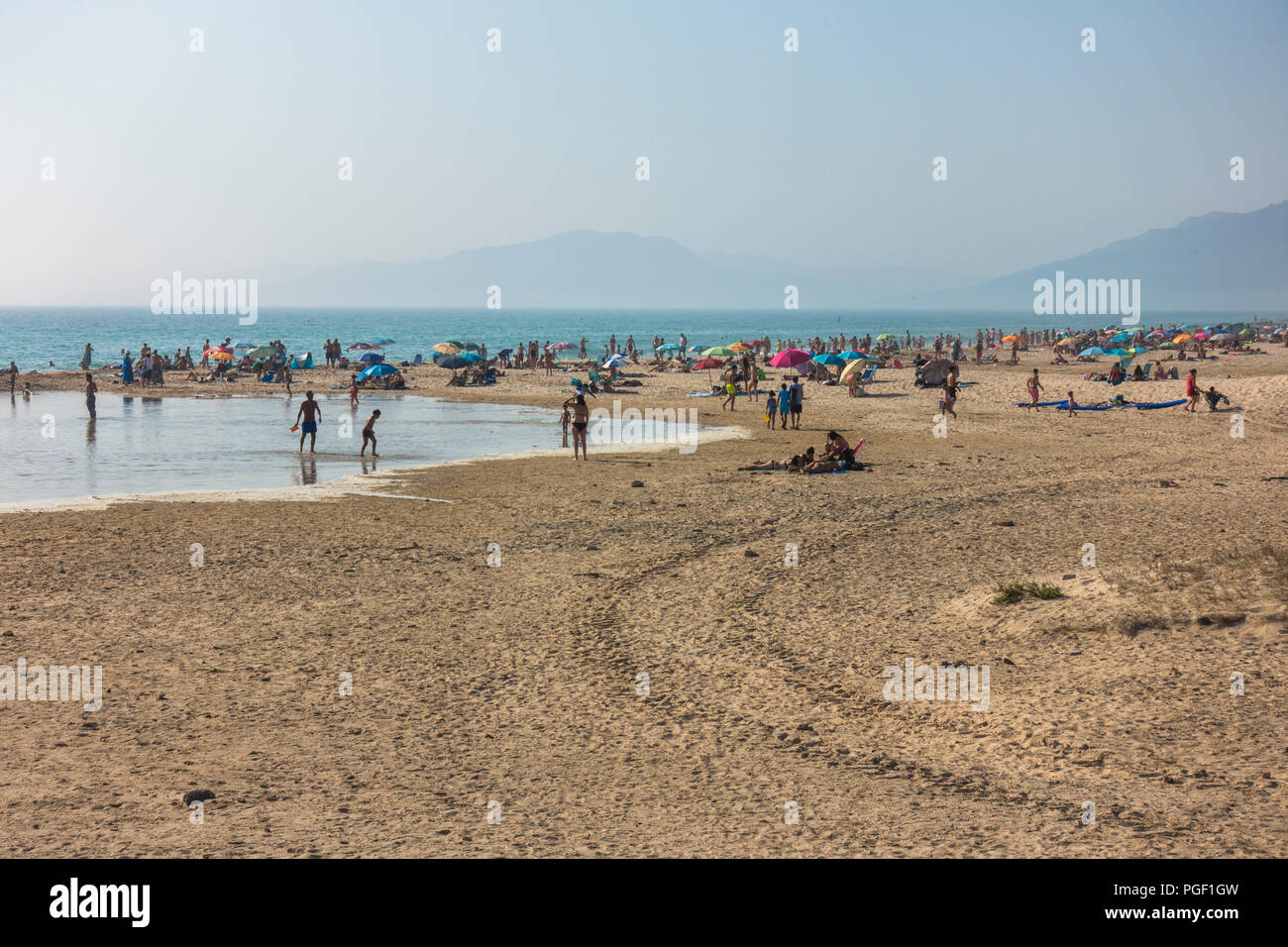 Strand von Tarifa, Hochsaison mit sonnenanbeter am Atlantik, Playa Chica Tarifa, Andalusien, Spanien Stockfoto