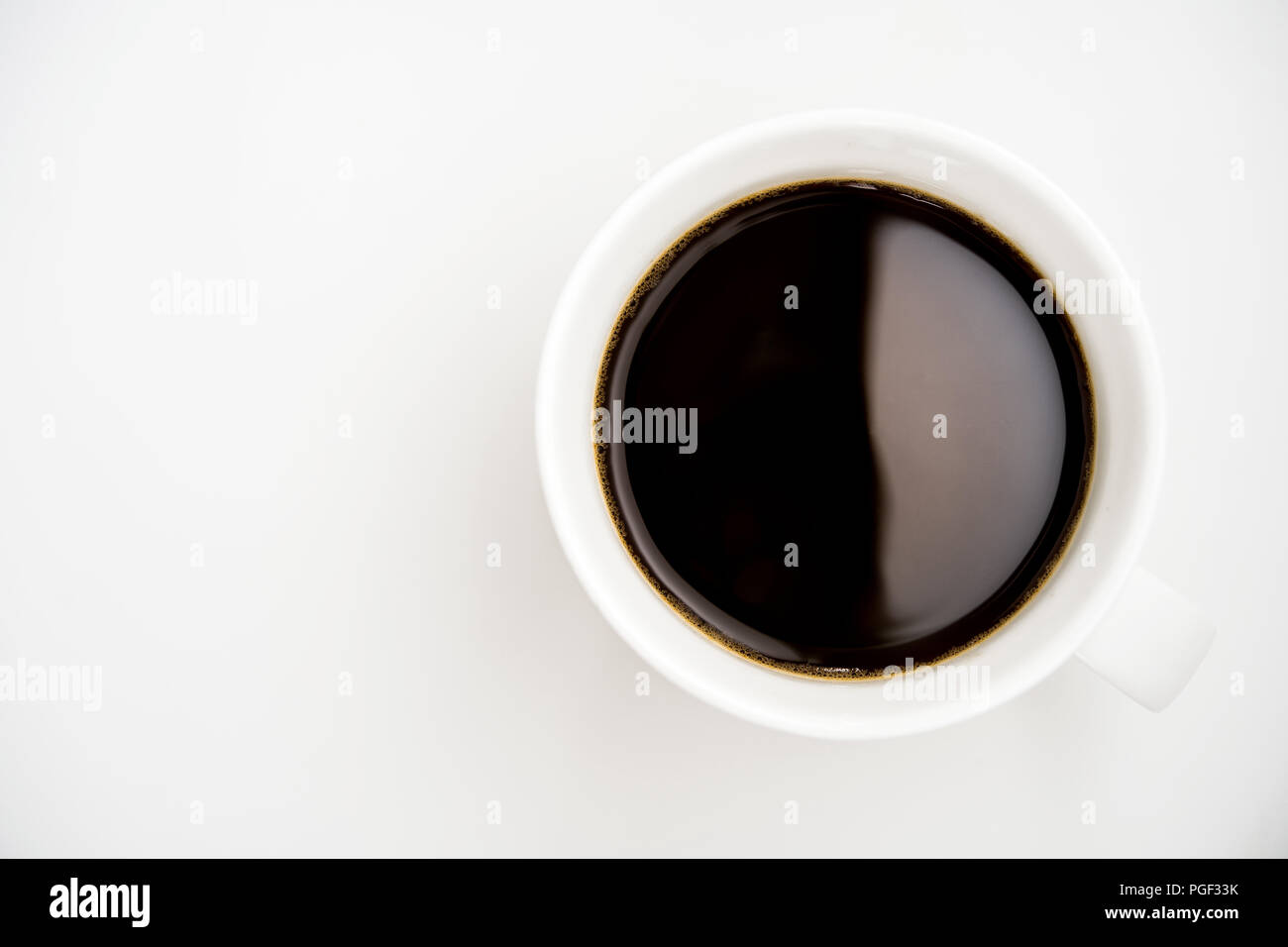 Blick von oben auf die Kaffeetasse isolieren auf weißem Hintergrund Stockfoto