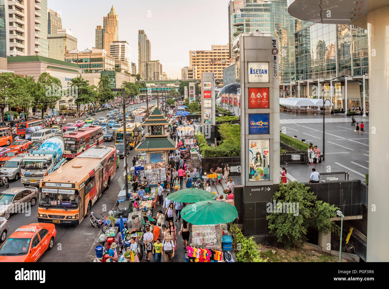 Straßenbild mit Stau in der Innenstadt von Bangkok, Thailand Stockfoto