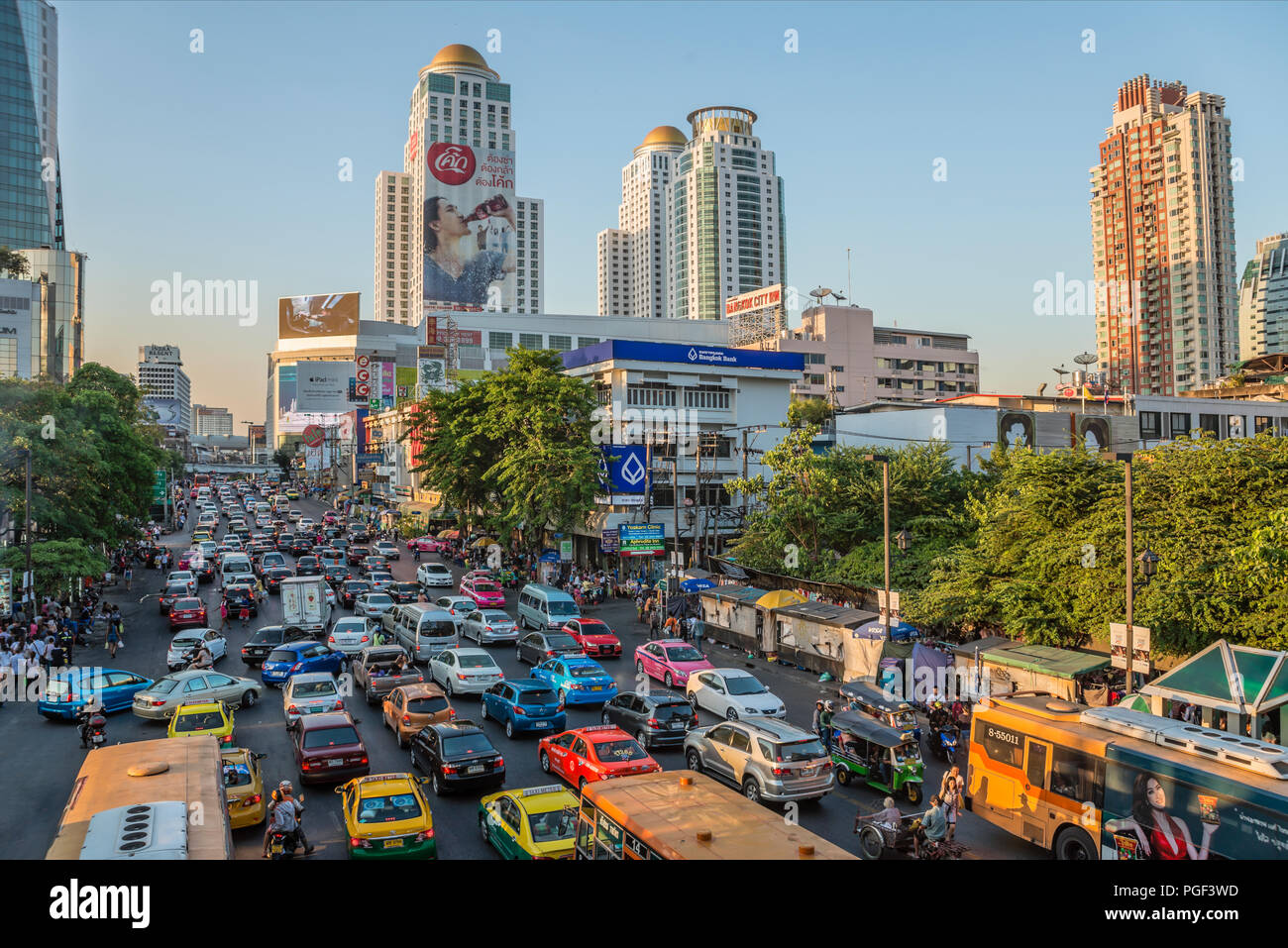 Straßenbild mit Stau in der Innenstadt von Bangkok, Thailand Stockfoto