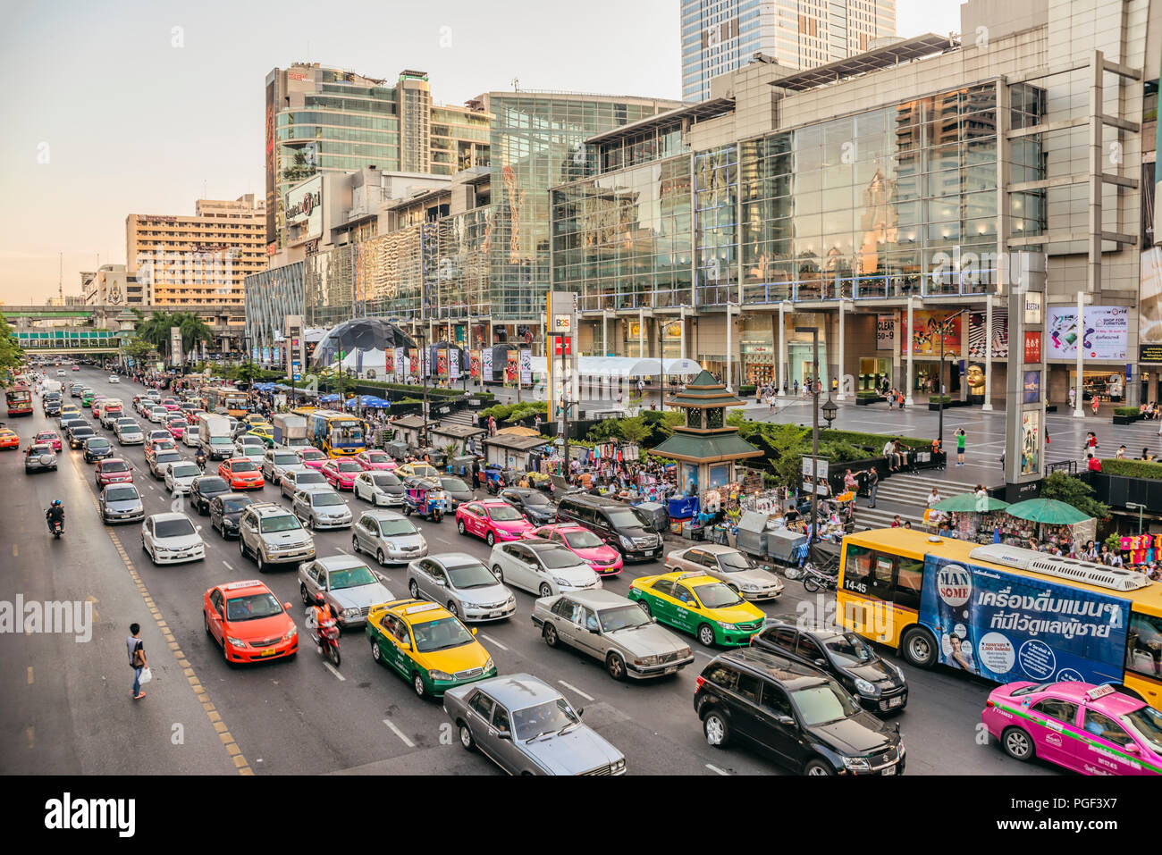 Straßenbild mit Stau in der Innenstadt von Bangkok, Thailand Stockfoto