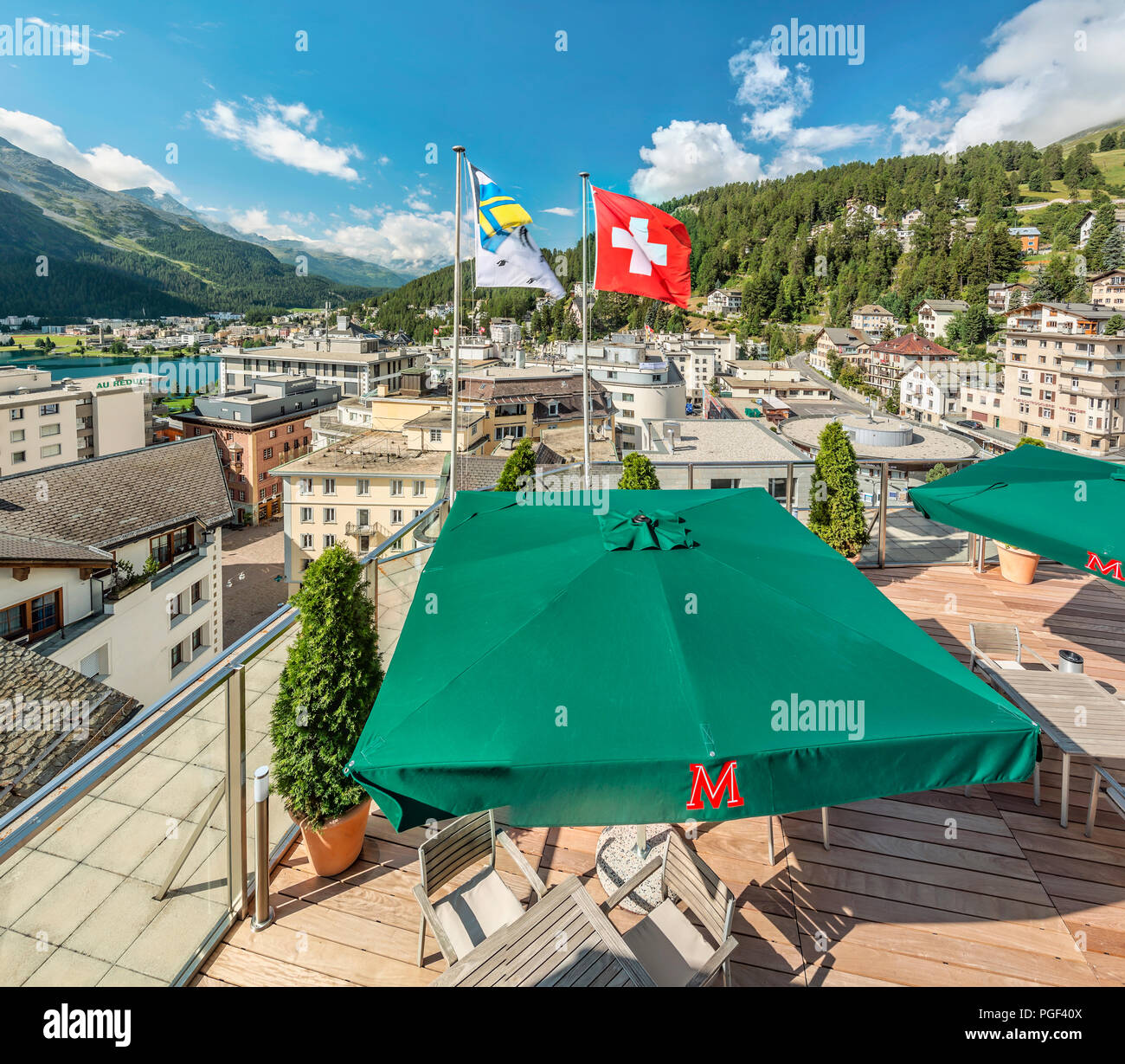 Dachterrasse mit Blick auf St.Moritz, Engadin, Graubünden, Schweiz Stockfoto