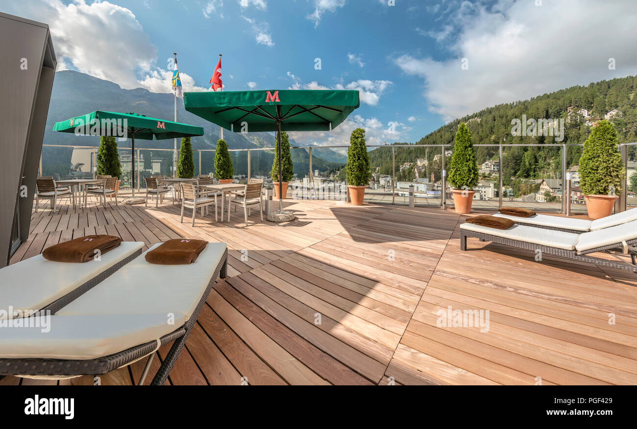 Dachterrasse mit Blick auf St.Moritz, Engadin, Graubünden, Schweiz Stockfoto