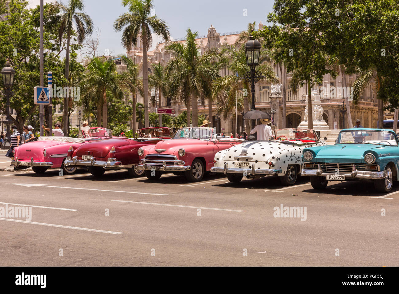 Klassische amerikanische Autos, aufgereiht 1950 s Oldtimer als Taxis eingesetzt, die Altstadt von Havanna, Kuba Stockfoto