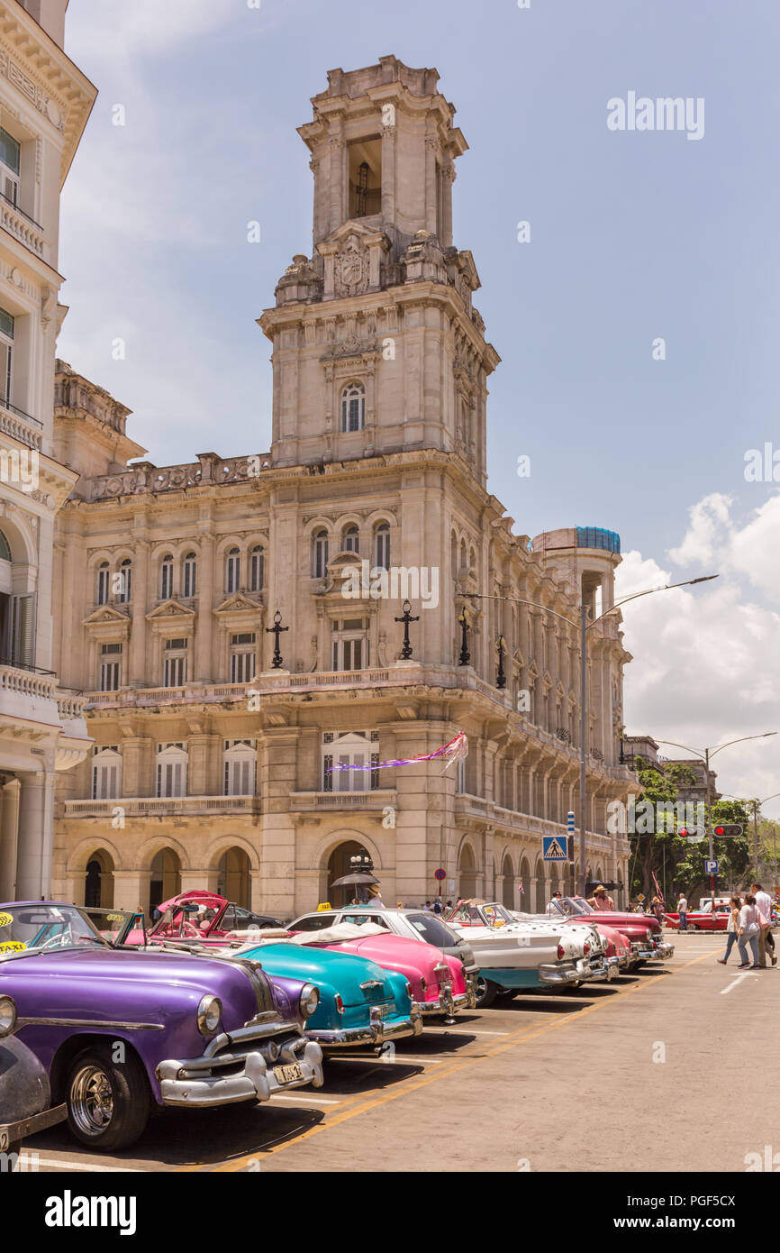 Klassische amerikanische Autos, aufgereiht 1950 s Oldtimer als Taxis eingesetzt, die Altstadt von Havanna, Kuba Stockfoto